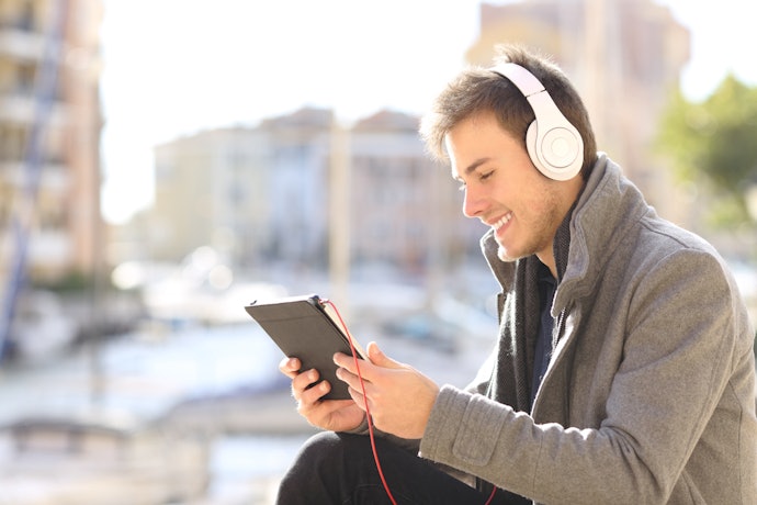 Livre-se dos Cabos Investindo em um Fone de Ouvido AKG Bluetooth