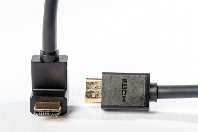 A Ponta Angulada do Cabo HDMI É um Bom Diferencial para Alguns Tipos de Conexão