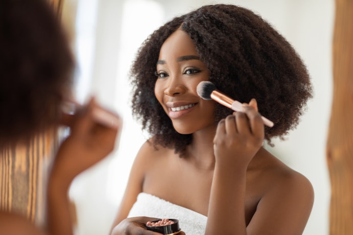 Matte ou Cintilante? Escolha o Acabamento do Blush para Pele Negra