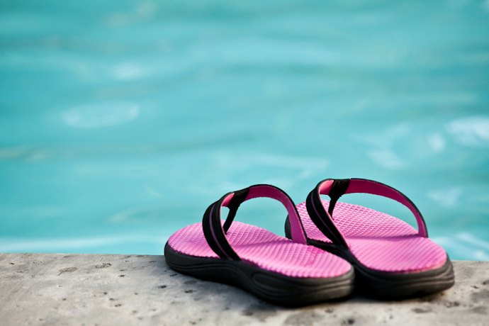 Para Evitar Quedas em Pisos Molhados, Prefira Solados Antiderrapantes