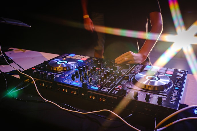 Para Mais Efeitos, Escolha Controladoras DJ com Funções Variadas