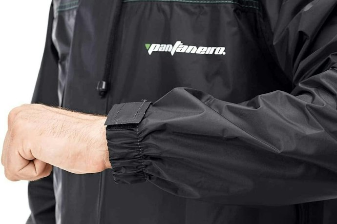 Para Evitar Infiltrações nas Extremidades, Escolha uma Capa de Chuva para Moto com Ajustes