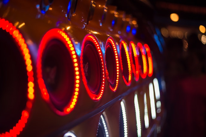 Deixe Seu Som Automotivo Estiloso com Cornetas Coloridas
