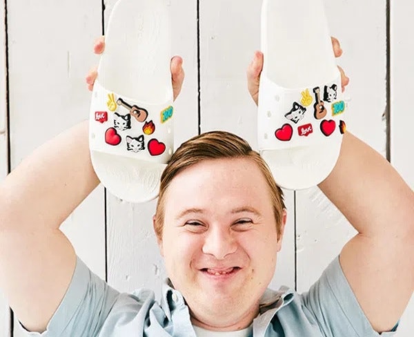 Crocs Compatíveis com os Jibbitz Oferecem Opções de Personalização