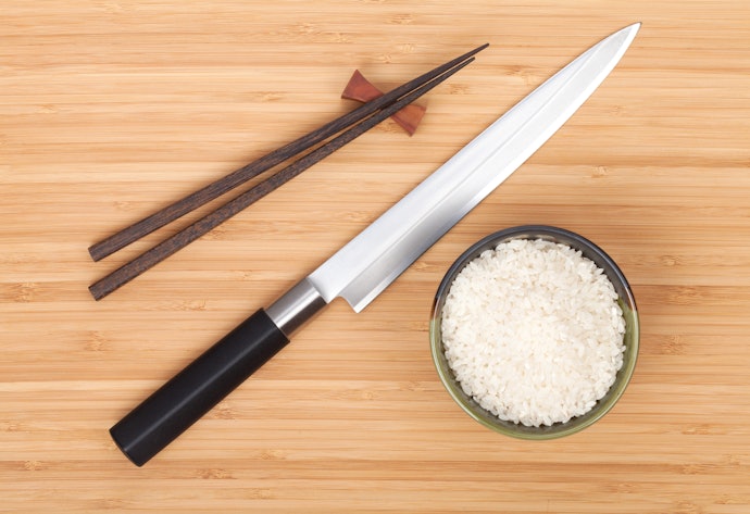 Considere o Material do Cabo em uma Faca de Sushi Profissional ou Doméstica