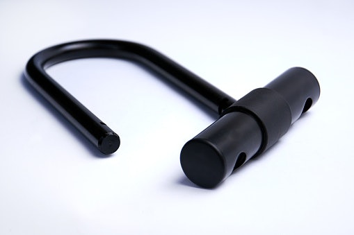 Revestimentos em Silicone ou PVC Evitam Atrito Entre o Cadeado e a Moto