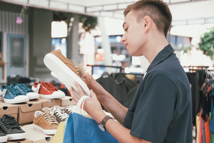 A Cor do Sapatênis Masculino Influencia no Look