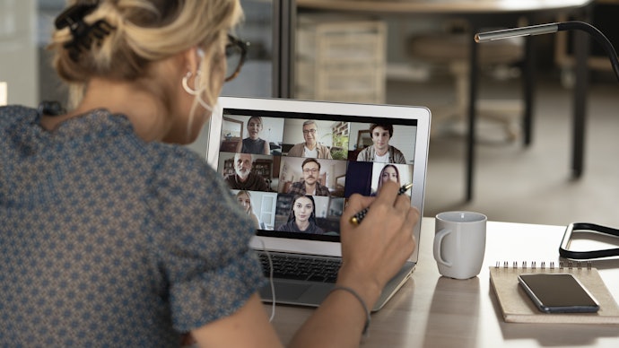 Para Participar de Videoaulas, Opte por um Tablet com Câmera Frontal na Lateral da Tela