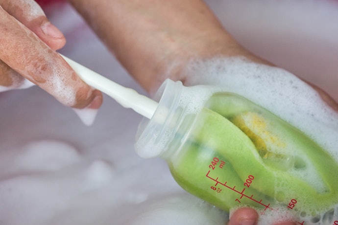 Primeiro Passo: Limpe as Mamadeiras com Sabão Neutro e Água
