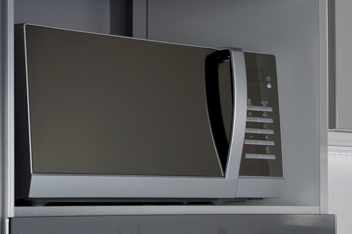 Se Quiser uma Sensação de Cozinha Maior, Opte por um Micro-ondas Espelhado