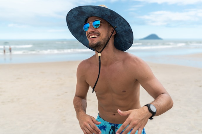 Para Deixar o Acessório Bem Preso na Cabeça, Opte por um Chapéu de Palha com Cordinha