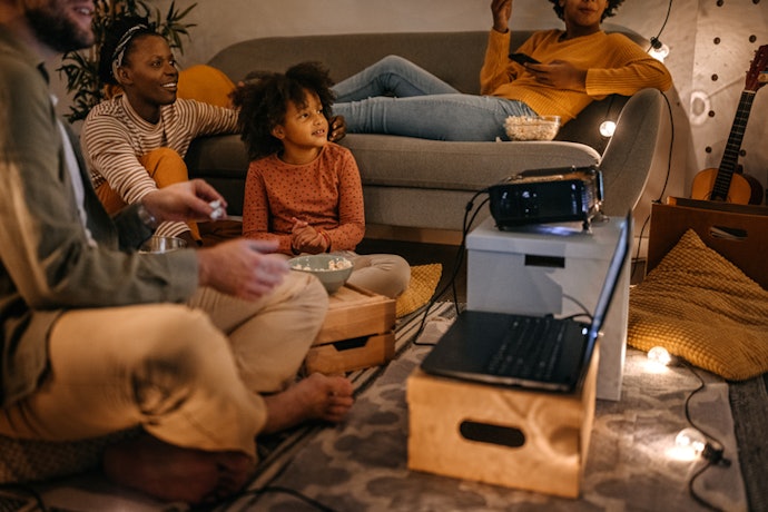 Para Cinema em Casa: Preste Atenção na Luminosidade e no Som Integrado