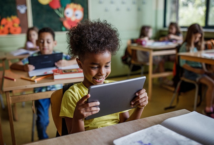 Para Crianças em Idade Escolar, Prefira Tablet com 4 GB de RAM e 64 GB de Armazenamento
