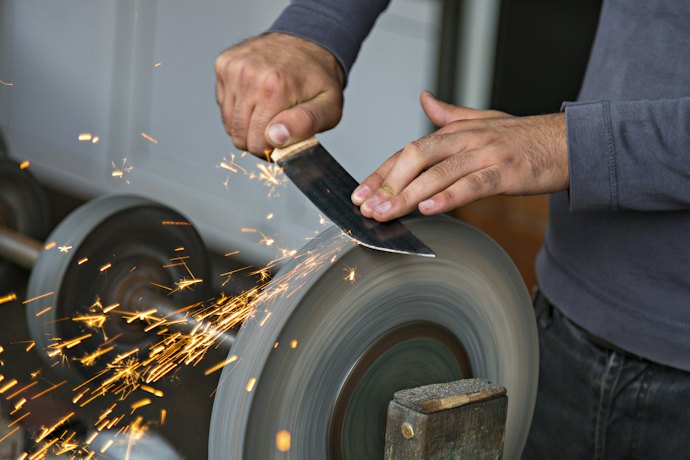 Explore as Diferenças entre Lâminas de Aço Inox, Carbono e Damasco