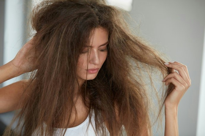 Em Cabelos Ressecados e com Frizz, Opte por um Pré-Shampoos com Óleos Vegetais, como de Coco