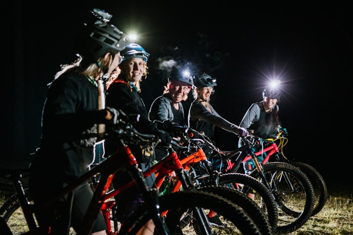LEDs e Sistemas de Ajuste, Deixam o Capacete de Ciclismo Mais Seguro e Funcional