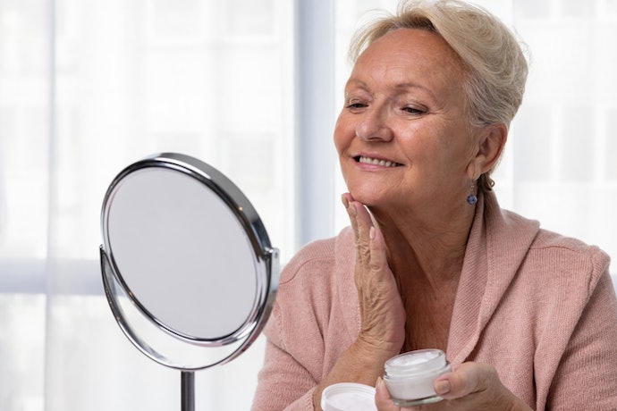 Para Evitar a Sensação de Pele Pegajosa, Prefira um Hidratante para Pele Madura em Gel-Creme
