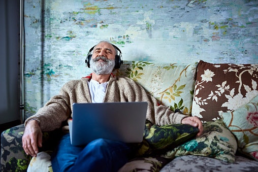 Para Som em Bom Volume sem Danos à Audição, Veja se o Fone Alcança o Máximo de 75 dB