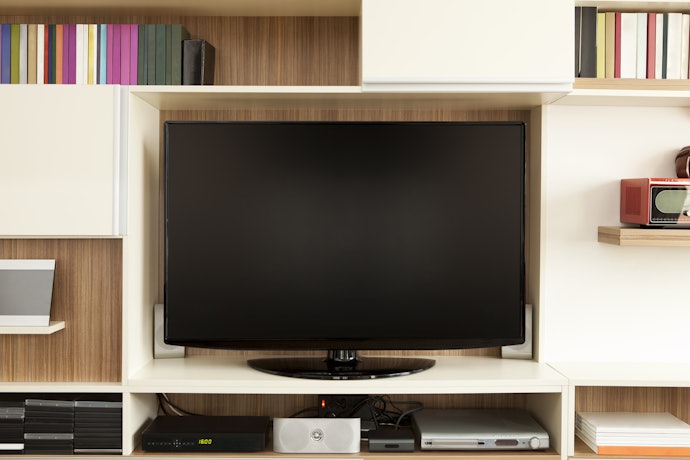 Para Organizar a Sala, Prefira Racks com Prateleiras, Gavetas, Nichos e Passa-Fios