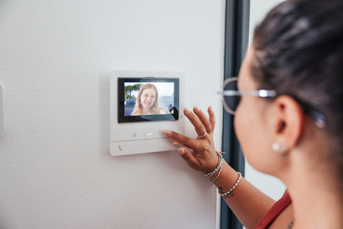 Se Quiser uma Visão Aprimorada, Prefira Interfones com Câmeras com Funções Extras