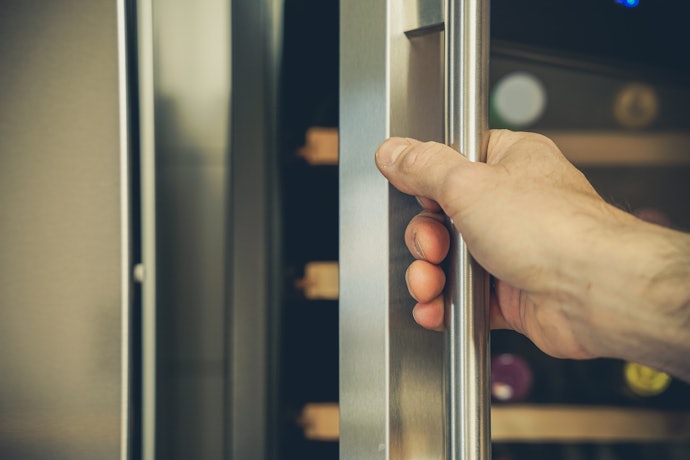 Prefira Adegas Pequenas com Porta em Vidro Temperado ou Duplo