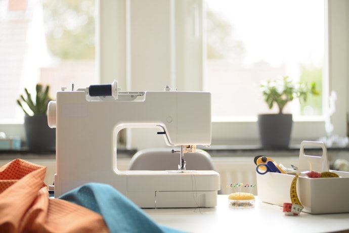 Se Quer uma Máquina de Costura Doméstica Portátil, Prefira Modelos Compactos de Até 6 kg