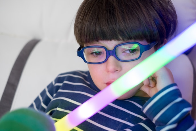 Vai Presentear uma Criança? Verifique a Classificação Etária do Sabre de Luz
