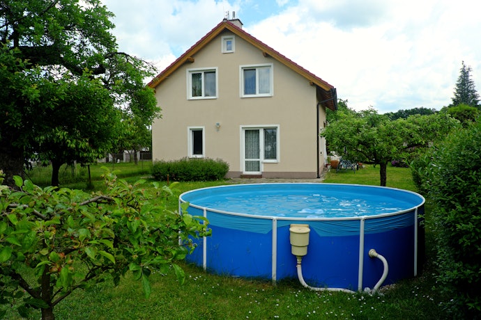 Veja se Piscina de Armação Vem com Acessórios Extras que Otimizam o Uso