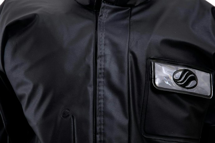 Para Carregar Itens Pequenos, como Celular, Opte por uma Capa de Chuva com Bolso