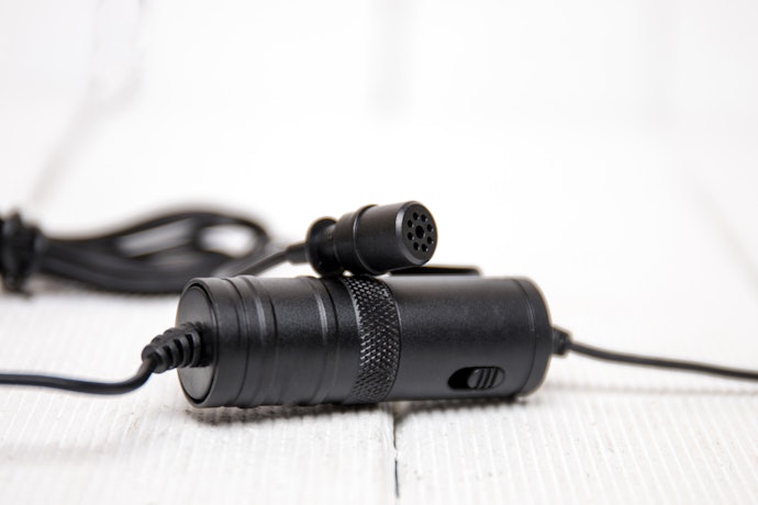 Para Melhor Captura de Áudio, Opte por Microfone de Lapela com Condensador