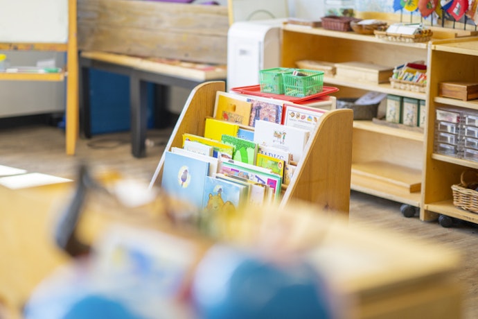 Para Incentivar a Autonomia, Prefira Prateleiras de Livro Montessoriana de Chão