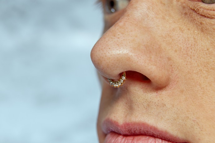 Para Maior Destaque Visual, Aposte em Piercings de Nariz Cravejados