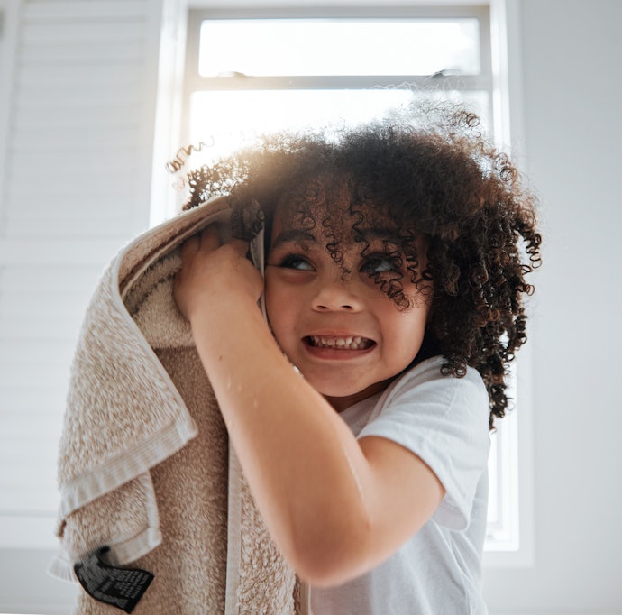 Para Cabelos Cacheados com a Curvatura Mais Fechada, Opte por Shampoos com Ativos Hidratantes