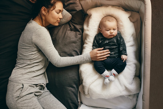 Quer Ficar Perto do Bebê Durante o Sono? Escolha o Berço Portátil que Acopla à Cama