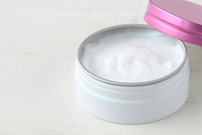 Para uma Hidratação Mais Intensa, Prefira Cremes para Área dos Olhos com Textura Densa