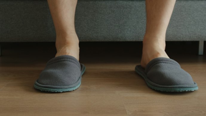 Para Evitar Escorregões, Escolha uma Pantufa Masculina Antiderrapante