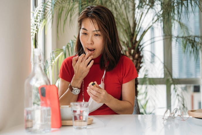 Em Lábios Sensíveis, Evite Lip Balms com Fragrâncias e Mentol