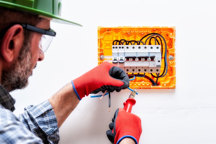 Um Alicate de Corte com Isolamento Elétrico é Essencial para Eletricistas