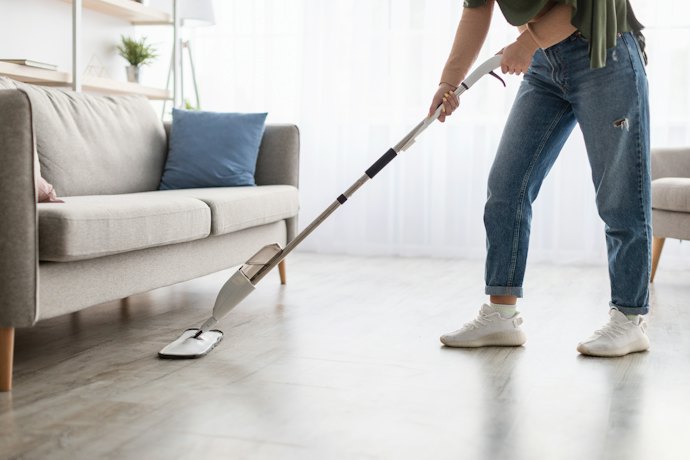 Para Contornar Móveis e Limpar Embaixo Deles, Escolha um Mop Spray Giratório
