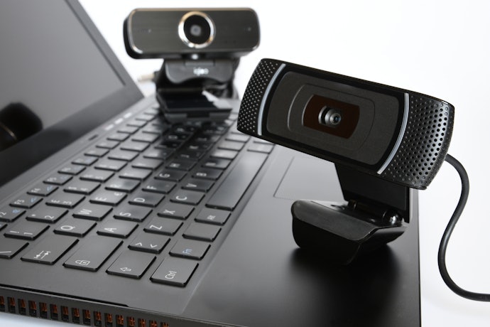 Precisa Ser Ouvido com Clareza? Escolha Webcams com Microfone e Cancelamento de Ruído