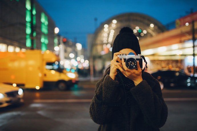 Para Retratos com Desfoque, Prefira a Abertura da Lente Sony Adequada ao Seu Nível
