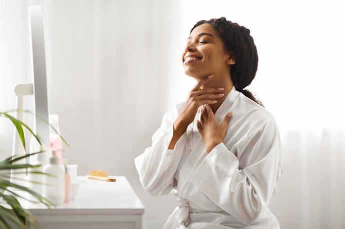 Para um Creme para Pescoço e Colo que Não Deixa a Pele Grudenta, Prefira Loções ou Géis-Creme