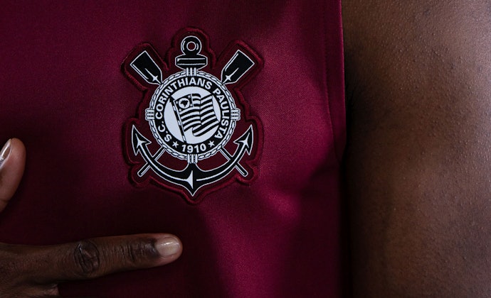 Para Maior Resistência ao Desgaste ou Estilo Mais Clássico, Prefira Camisas com Escudo Bordado