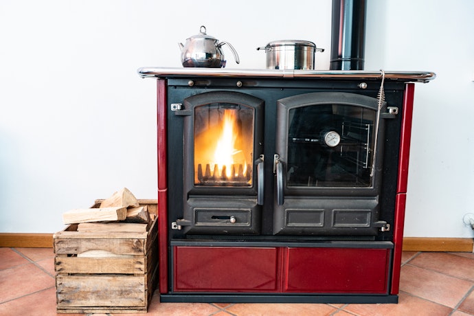 Fogão a Lenha Preto, Branco ou Vermelho? Escolha Conforme a Decoração da Cozinha