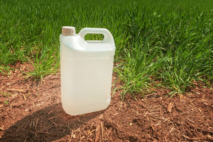 Para Eliminar Todas as Plantas do Terreno, Use o Mata Mato Não Seletivo