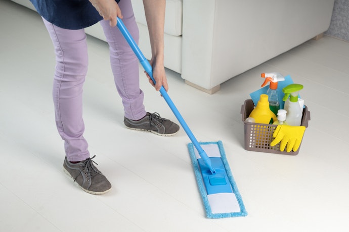 Para Limpar Cantos e ao Redor dos Móveis, Invista em Mops com Cabos Articulados ou Giratórios