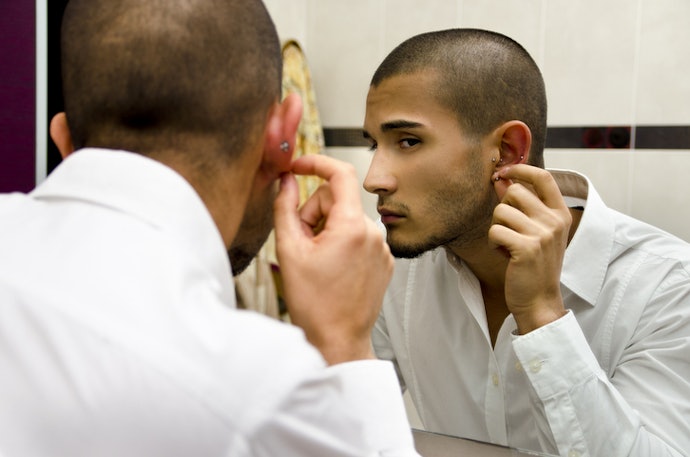 Para Evitar que o Conch Piercing Saia Facilmente, Opte por Fecho em Clique ou Rosca Interna