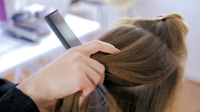 Para Dividir o Cabelo ou Fazer Penteados, Opte por Pentes de Cabos Finos