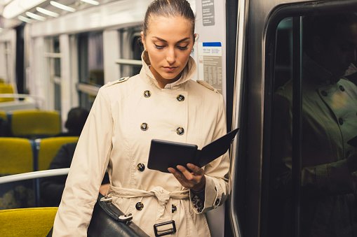 Para Ler no Transporte, Recursos como Alça para mão e Elástico Versátil Ajudam Bastante