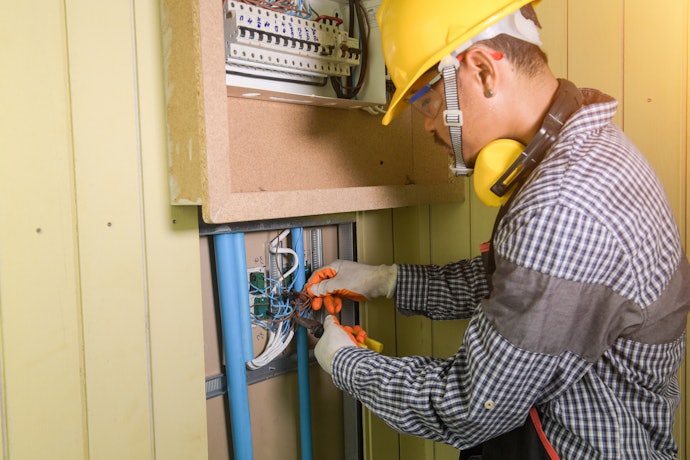 Em Reparos Elétricos, Opte por Modelos Isolados e Certificados
